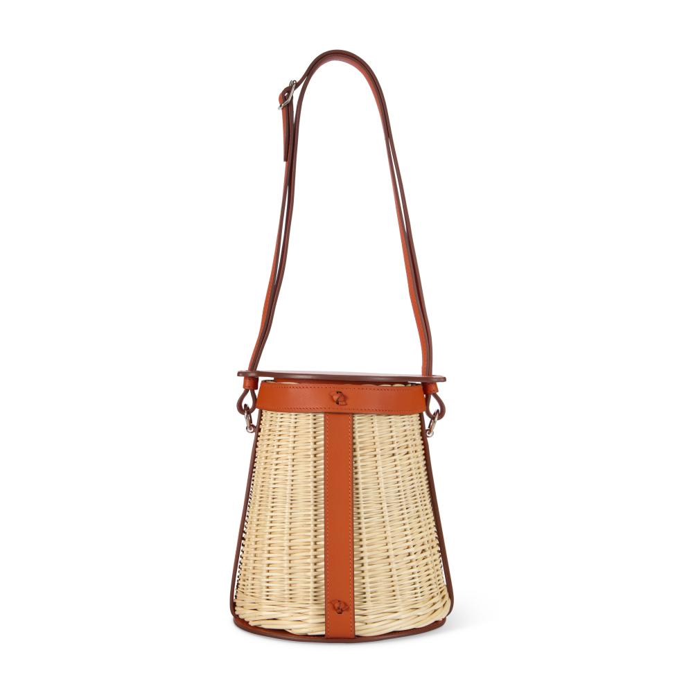 A LIMITED EDITION TERRE BATTUE SWIFT LEATHER & OSIER WICKER PICNIC FARMING WITH PALLADIUM HARDWARE

HERMÈS, 2020

GRADE: 1.5 
17 w x 19.5 h x 17 d cm 
Includes dust bag, care card, and box.