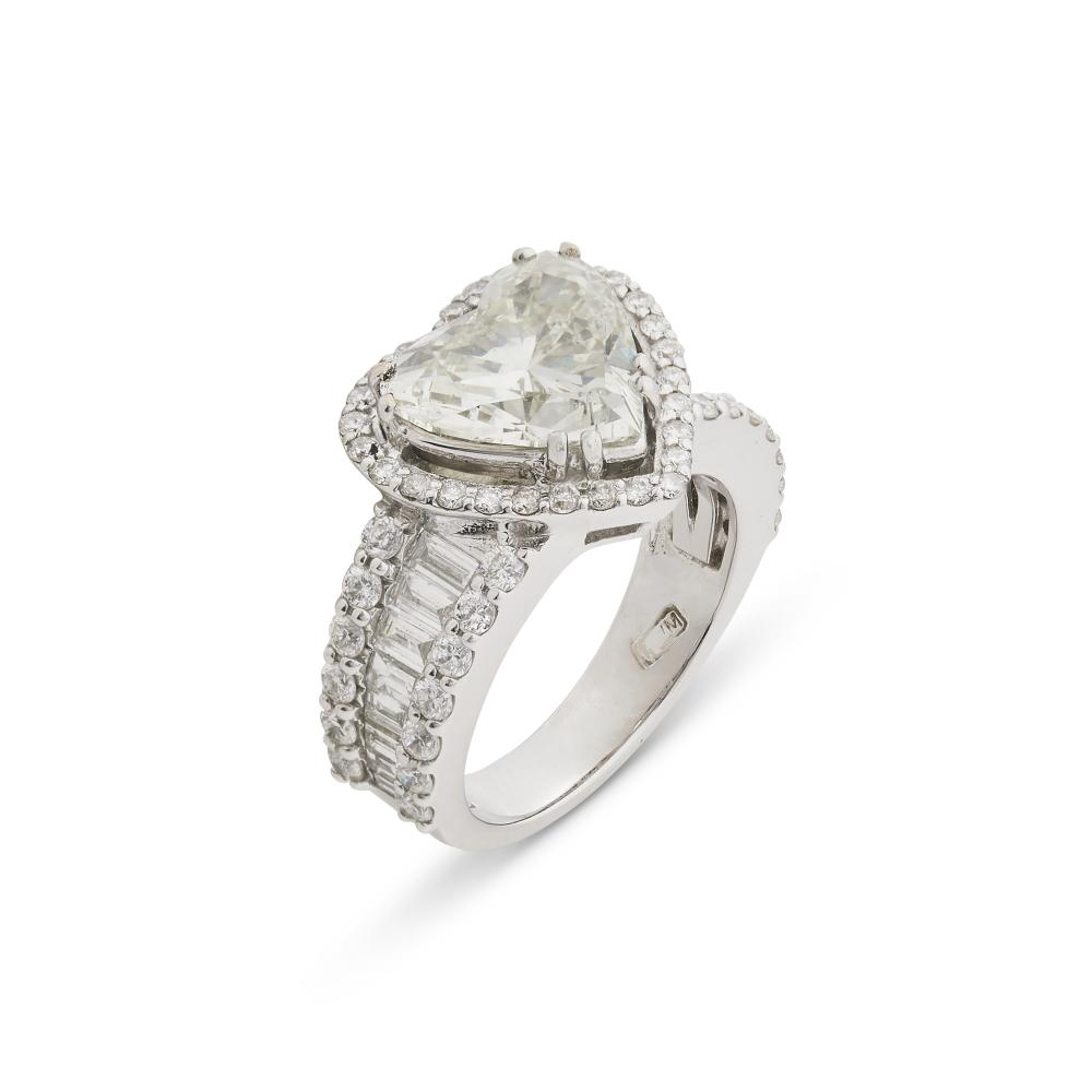 BAGUE DIAMANTS

Heart-shaped diamond of 3.15 carats, round brilliant and baguette-cut diamonds, French import assay mark for 18K white gold (750‰) 
LFG, 2026, report n°424775: 3.15 carats, L colour, SI2 clarity, no fluorescence 
Size/Dimensions: EU ring size 50½ / US ring size 5½ 
Gross weight: 9.51 grams