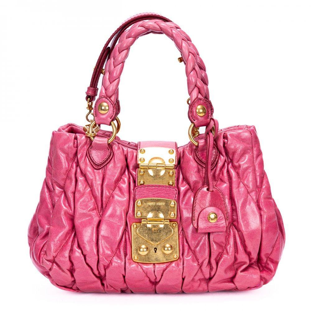 Description

Miu Miu 2-Way Tote.
Nappa leather bag with three-dimensional quilting. Front flap closure with large metal snap clasp with gold finish, like the rest of the hardware. Double handle to carry on the shoulder or in the hand. In excellent condition, light signs of use.
Comes with removable shoulder strap, clochette with keys and dust cover.
Measurements: 38 x 28 x 5 cm.

Miu Miu, designed by Miuccia Prada in 1993, is defined by its free spirit and sophisticated interpretation of contemporary femininity.