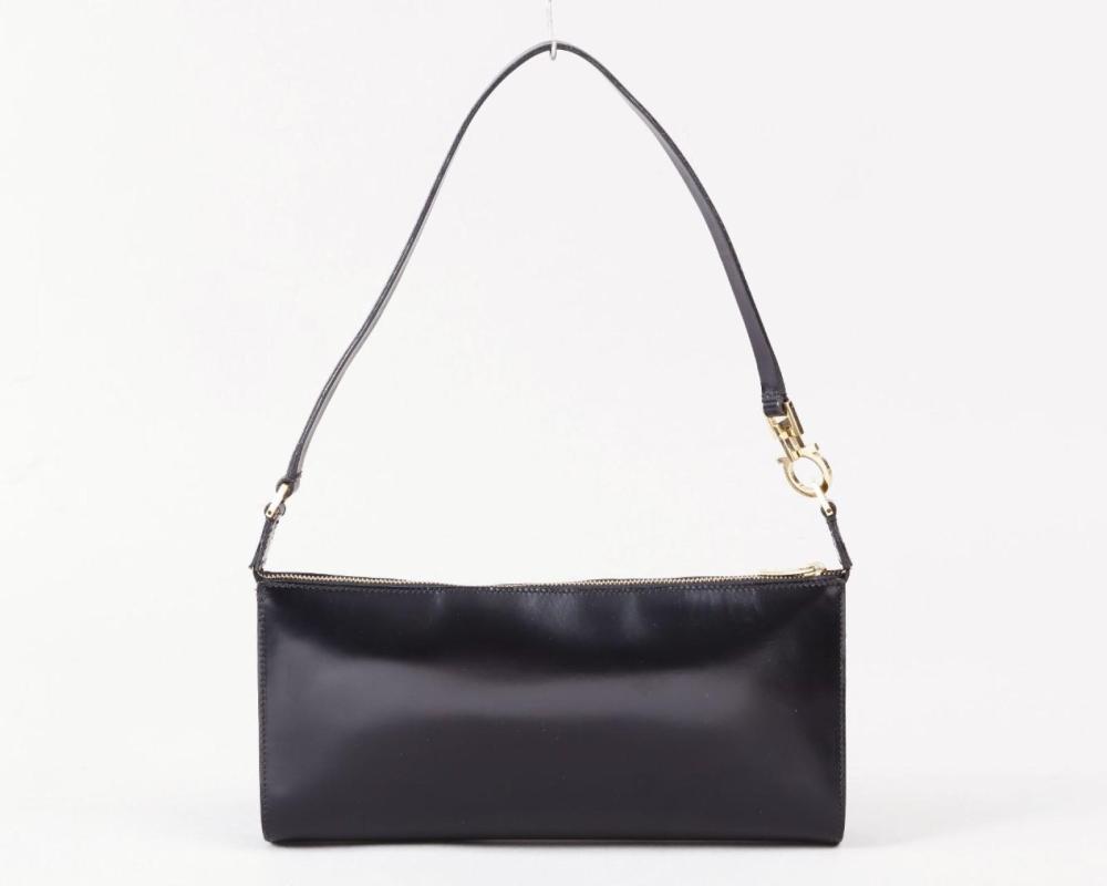 Salvatore FERRAGAMO

Pochette accessoire en cuir glacé noir, fermeture éclair, anse. Bon état.