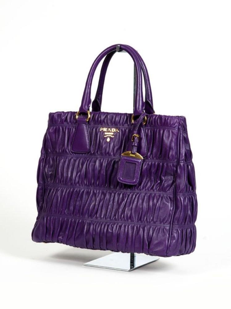 PRADA

Sac 32cm en cuir agneau plissé violet, fermeture éclair, intérieur à trois compartiments, double poignée, porte nom. Très bon état