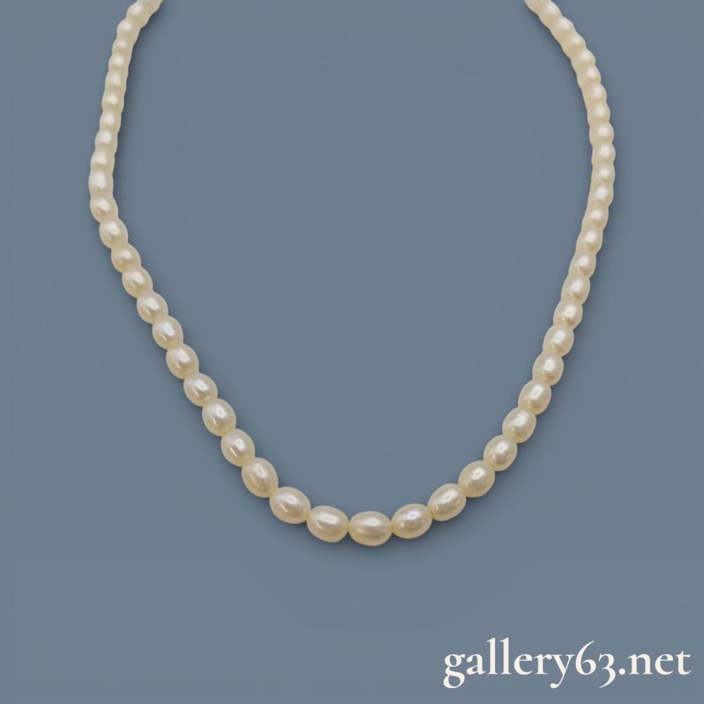 Description
Single-strand cultured freshwater pearl necklace featuring approximately 60 to 70 rice-shaped pearls. The pearls display a creamy white body color with good luster and natural surface characteristics. The necklace is finished with an 18-karat yellow gold spring ring clasp and a rectangular tab hallmarked K18 and 750.
Length: 15.5 inches.