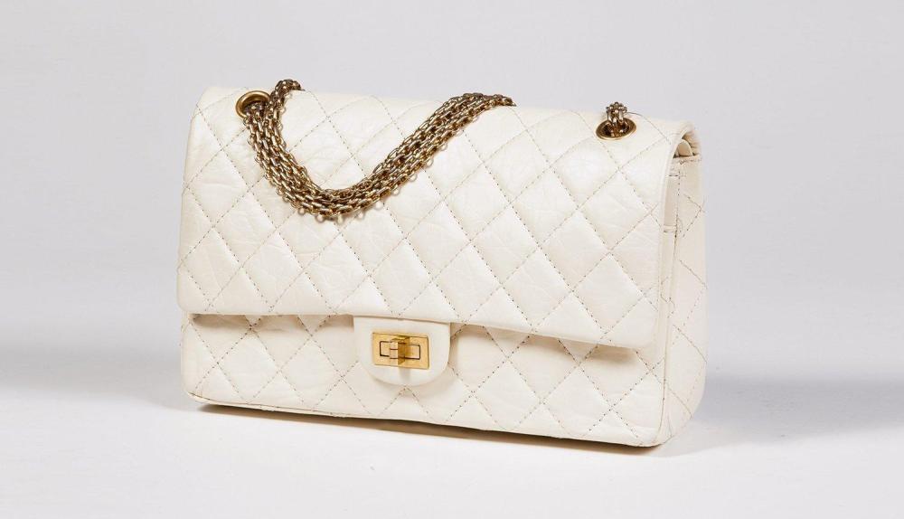 CHANEL

Sac "Mademoiselle" 28 cm en cuir agneau vieilli matelassé ivoire, fermoir en métal doré signé sur rabat, anses chaînes réglables à l’identique, poche extérieure. Bon état (légèrement dédoré)