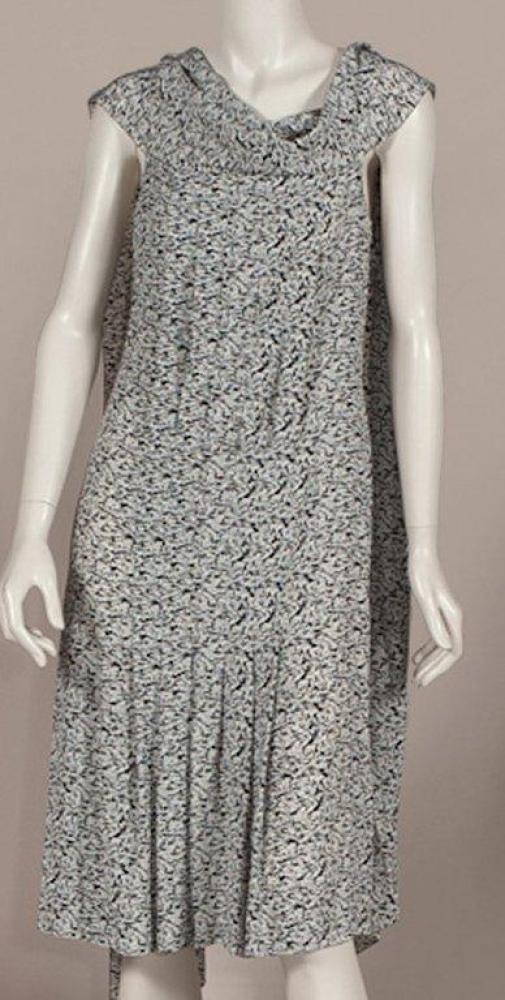 CHANEL circa 2003

Robe en soie imprimée à motif d’architectures abstraites rehaussée du nom de la Maison, haut à bretelles avec effet de brassière se croisant au dos et revenant sur la taille, jupe plissée à partir des hanches