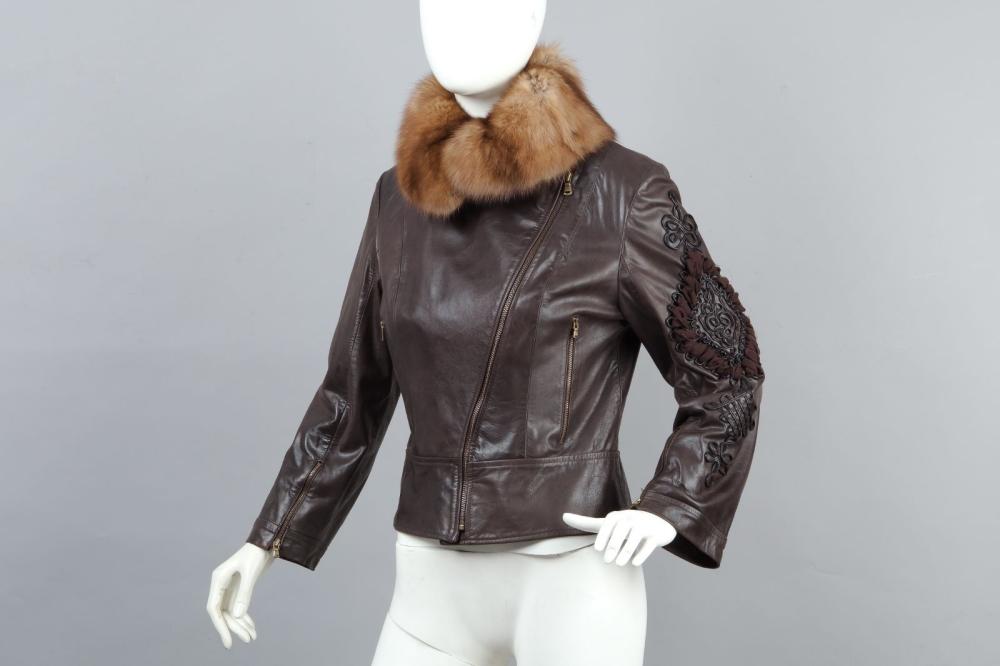 Perfecto zippé en cuir agneau marron, col...

Perfecto zippé en cuir agneau marron, col en Martre Zibeline blonde du Canada, poches verticales et bas de manches zippées, effets d’entrelats en cuir manche gauche