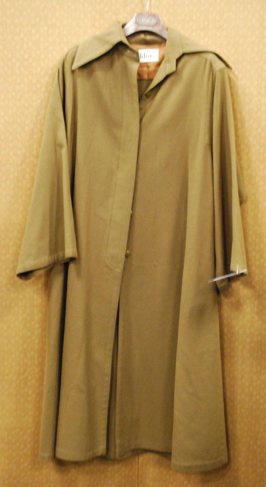 CHLOE par Karl Largarfeld, circa 1975

Ample manteau de forme évasée en lainage kaki, col en pointe, manches longues, simple boutonnage sous patte, deux poches dans les coutures. Griffe blanche, graphisme noir