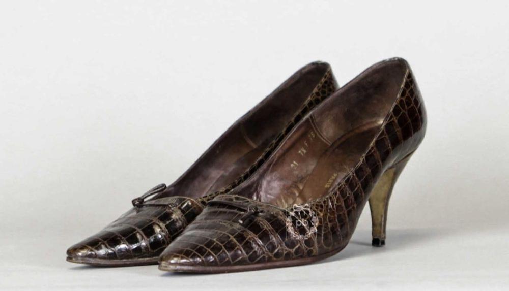 Roger VIVIER, circa 1960 PAIRE d’ESCARPINS...

Roger VIVIER, circa 1960
 PAIRE d’ESCARPINS en crocodile chocolat, empeignes coulissées d’un lien en cuir formant petite boucle (P7,5) (bon état)