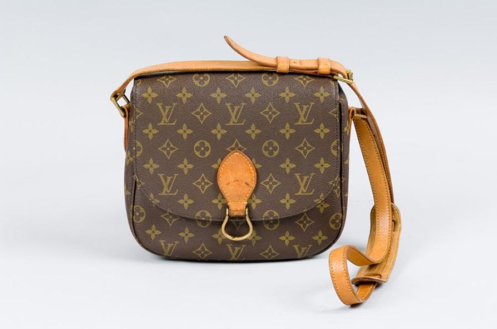 Louis VUITTON

Sac modèle "Saint Cloud" en toile monogram et cuir naturel, fermeture pression sous rabat agrémenté d’un anneau en laiton doré, anse bandoulière réglable