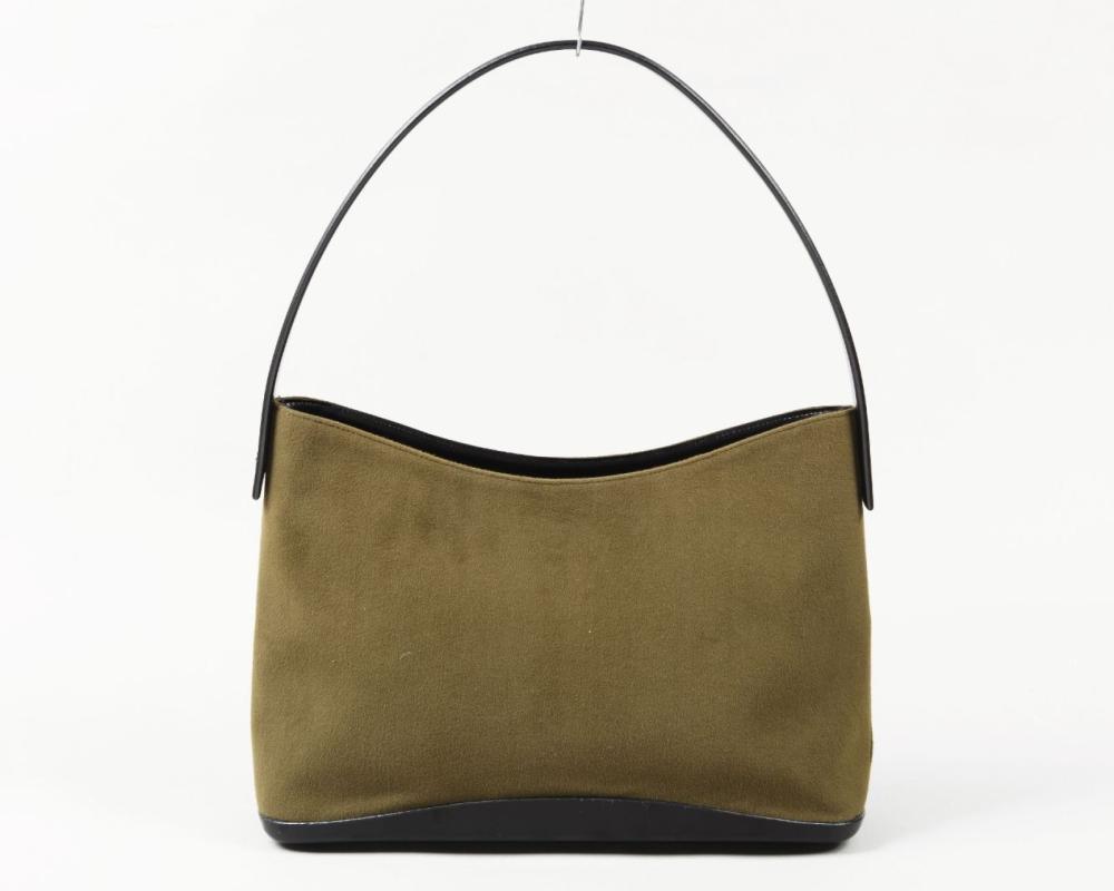 Salvatore FERRAGAMO

Sac 35cm en velours kaki, cuir vernis et cuir noir. Bon état (légères traces).