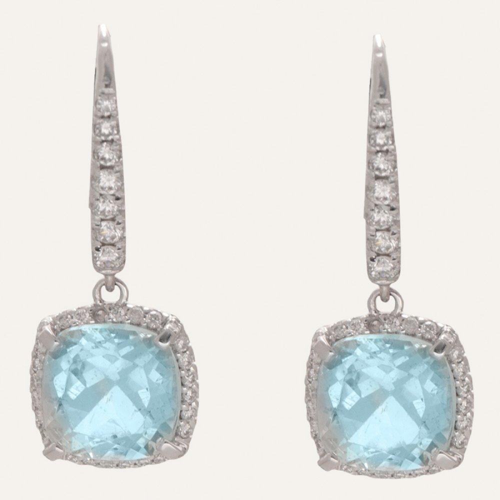 Description

Earrings in 18 kt. white gold. With blue topaz, cuishon cut with a total weight of ca. 4.30 ct. And border of diamonds, brilliant cut of ca. 0.95 ct. With Catalan spade clasp.
Measurements: 24 x 7.50 mm (front).