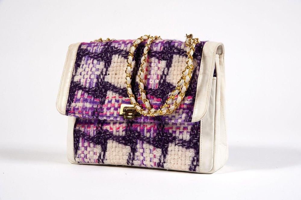 CHANEL

HAUTE COUTURE Sac 28cm en cuir agneau blanc et lainage muticolore à dominante violet à effet de carreaux, fermoir en métal doré sur rabat, anse chaîne réglable entrelacée de cuir en coordonné. Bon état