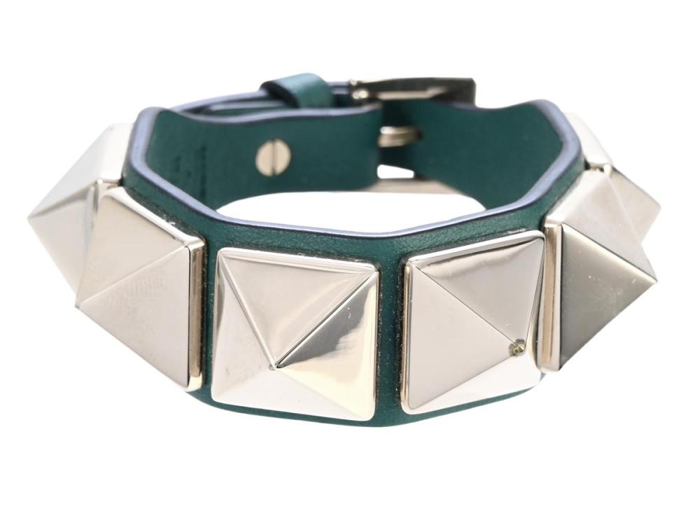 Accessories

Miscellaneous

BRACELET, VALENTINO, Rockstud Bracelet, green leather, gold-tone metal studs, length 17-20 cm, width 2 cm, jewellery pouch.
