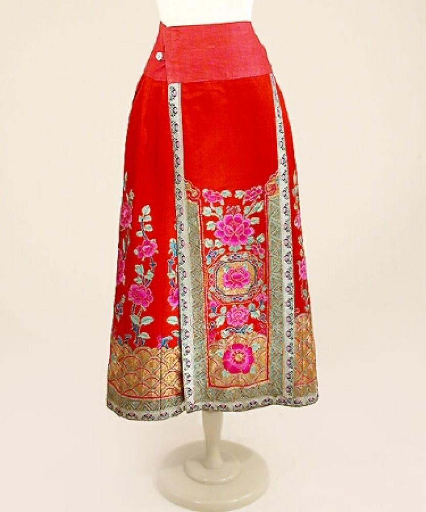 Chinese Embroidered Silk Skirt

Lot 951
Chinese Embroidered Silk Skirt
 Early 20th century 
 Scarlet with fuschia floral motif over gold scalloped waves accented with teal and celadon, fuschia lining. 
Very good condition.