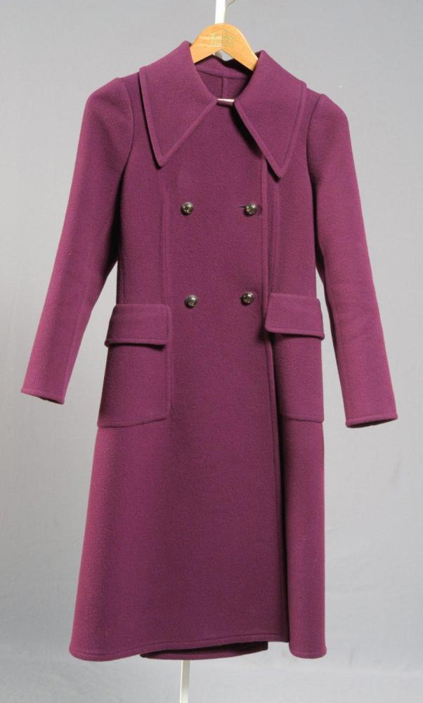 Anonyme circa 1970

Manteau en drap double face framboise, petit col, double boutonnage, manches longues, ouvertures de poches pour les mains