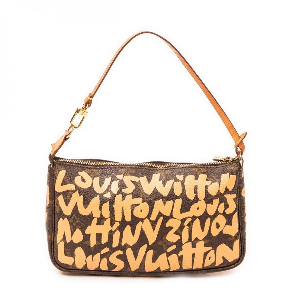 Description

LOUIS VUITTON.
Pochette Accessoires bag, limited edition Stephen Sprouse Graffiti.
In brown Graffiti Monogram canvas. Features flat front and top zipper closure. Short handle made of vachetta leather. Golden hardware.
In excellent condition, slight signs of use.
Measurements: 21 x 13 x 3 cm.

Pochette Accessoires Stephen Sprouse Graffiti edition, launched in the early 2000s as part of an iconic collaboration. Made of Monogram canvas with graffiti in vibrant colors, giving it an urban and groundbreaking look.
Stephen Sprouse (1953-2004) was an American designer and artist, known for fusing fashion and punk culture with contemporary art. He stood out in the 80s and 90s for his bold designs, with neon colors and graffiti inspired by street art. He collaborated with Louis Vuitton in 2001 under the direction of Marc Jacobs, creating the iconic Graffiti line. After his death in 2004, Louis Vuitton launched in 2009 a reissue tribute to his work.
