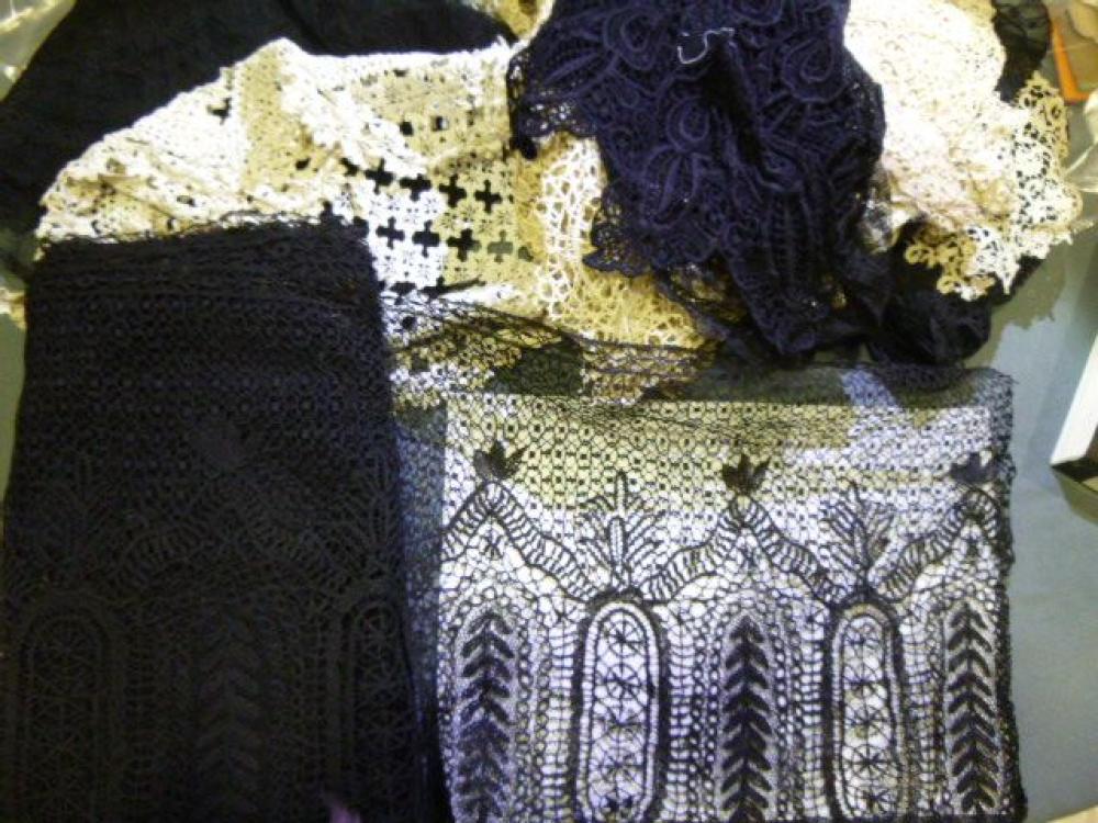 Dentelles blanches et noires XIXe siècle....

Dentelles blanches et noires XIXe siècle. Trois Métrage en Alençon ancien remonté, galon de Valenciennes, voile de chapeau en tulle et dentelle des Flandres, écharpe en dentelle des Flandres aux fuseaux; trois châles en dentelle Chantilly Mécanique noire, fin XIXe siècle; 5 métrages de volant en Cluny et un en Chantilly mécanique