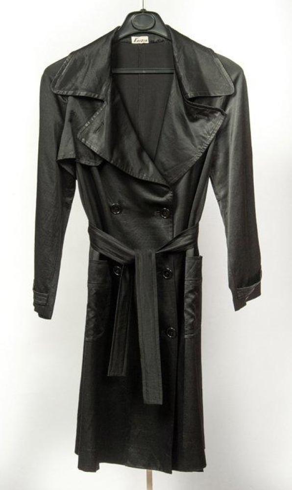 KRIZIA

Trench en satin polyester noir col cranté, effet de bavolet, double boutonnage, deux poches plaquées, ceinture.