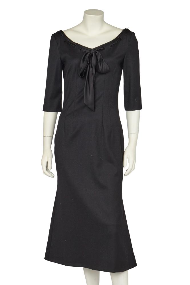 An Alexander McQueen black wool dress, pre-collection Autumn-Winter 2005-06

An Alexander McQueen black wool dress, pre-collection Autumn-Winter 2005-06

labelled, size 42, with short sleeves, gores to back of skirt, black satin sash woven through slashes in scooped neckline, bust 91cm 36in

Share this lot: