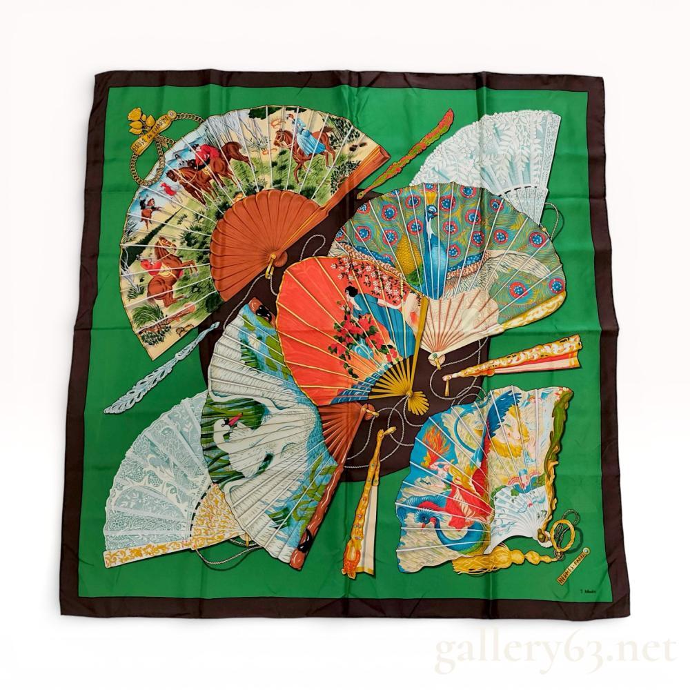 Description
Authentic green Hermes "Brise de Charme" silk scarf designed by Julia Abadie. 90cm tag included.