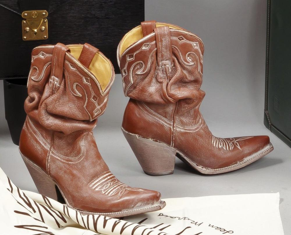 Jean-Paul GAULTIER

Paire de santiags en cuir beige patiné, effet de drapé et de poussière blanche. T 39.