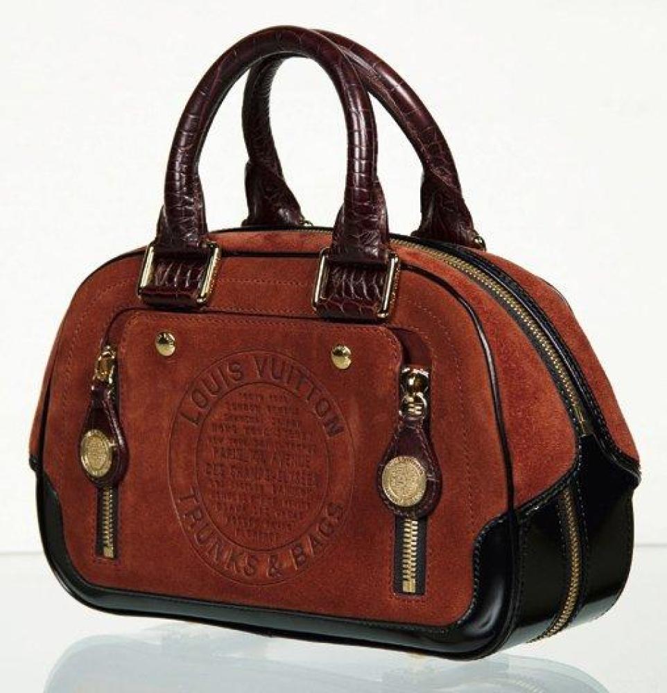 LOUIS VUITTON ANNÉE 2006

Sac "Stamp" 30 cm en veau velours chaudron, cuir vernis noir, fermeture éclair, double poignée en cuir bordeaux façon crocodile, poche extérieure zippée, fermeture sur pression. Très bon état