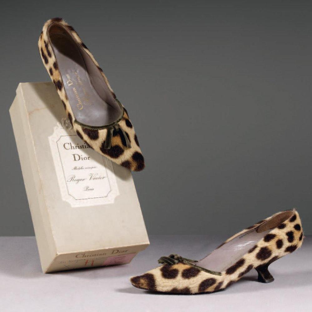 Christian DIOR par Roger VIVIER, circa 1955 / 1958

Paire d’escarpins en panthère empeigne gansée d’un filet de velours vert rehassée d’un noeud, talon " pied de chèvre" bout relevé. Griffe au tampon or sur la premire semelle de propreté