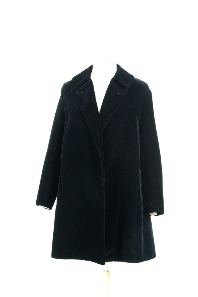 ALAIA

Manteau du soir en velours noir, col cranté, manches coudées. T.36