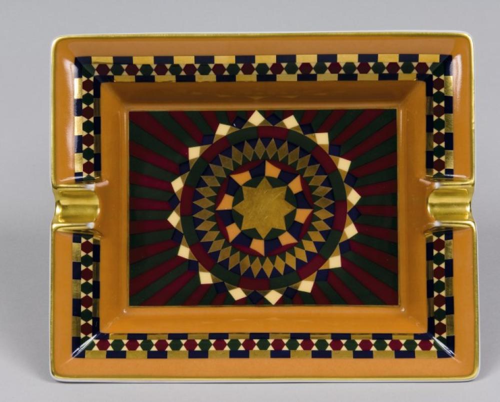 HERMÈS Paris made in France

*Cendrier en porcelaine de Limoges à décor de rose des vents stylisée et rehaussée à la feuille d’or.
