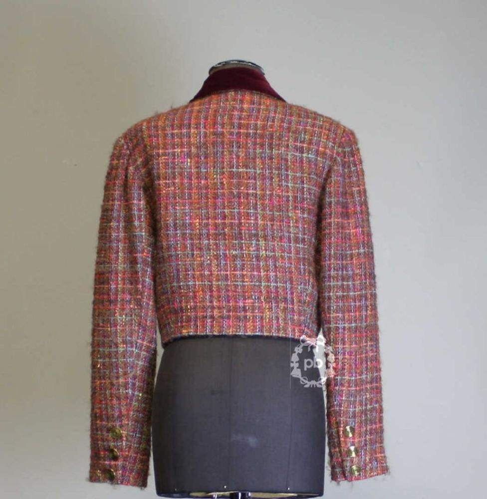 CHLOE par Karl Lagerfeld (modèle de défilé),...

CHLOE par Karl Lagerfeld (modèle de défilé), circa 1992
 VESTE courte en tweed fantaisie quadrillé multicolore sur fond noisette, col rabattu garni de velours grenat sur simple boutonnage ’spirale’ en métal doré, rappel aux poignets (griffe blanche, graph