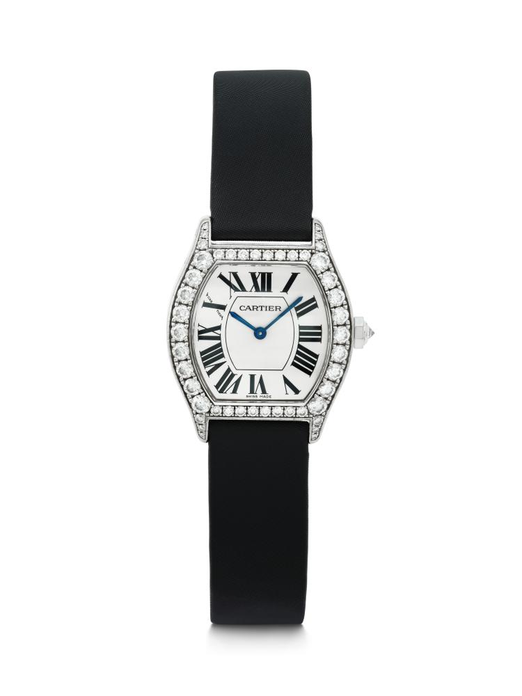 CARTIER, ELEGANT 18K WHITE GOLD AND DIAMOND-SET ‘TORTUE’, REF. WA507231, 2644

CIRCA: 2010s 
CASE NO: 121364NX 
CASE MATERIAL: 18k white gold and diamond-set 
CASE DIAMETER: 28 x 34 mm. 
DIAL: Silvered 
MOVEMENT: Manual 
BUCKLE: 18k white gold Cartier deployant clasp 
BOX: No 
PAPERS: No