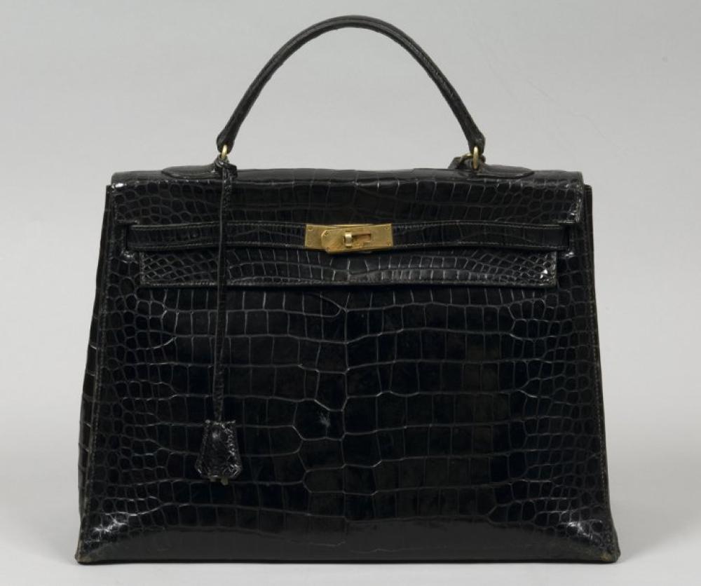 HERMES Paris

*Sac « Kelly» 35 cm en crocodile noir, fermoir, attaches plaqué or, poignée, cadenas, clefs