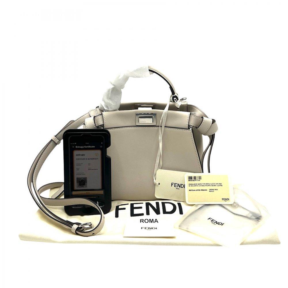Description

FENDI.
Peekaboo Mini.
Model in milk white shiny Napa leather with silver hardware. The interior is divided into two compartments. Top handle and adjustable shoulder strap to carry on the shoulder or cross-body. We can find the name of the brand on the outside zipper of the bag.
In perfect condition.
Measurements: 23,5 x 19 x 11,5 cm.