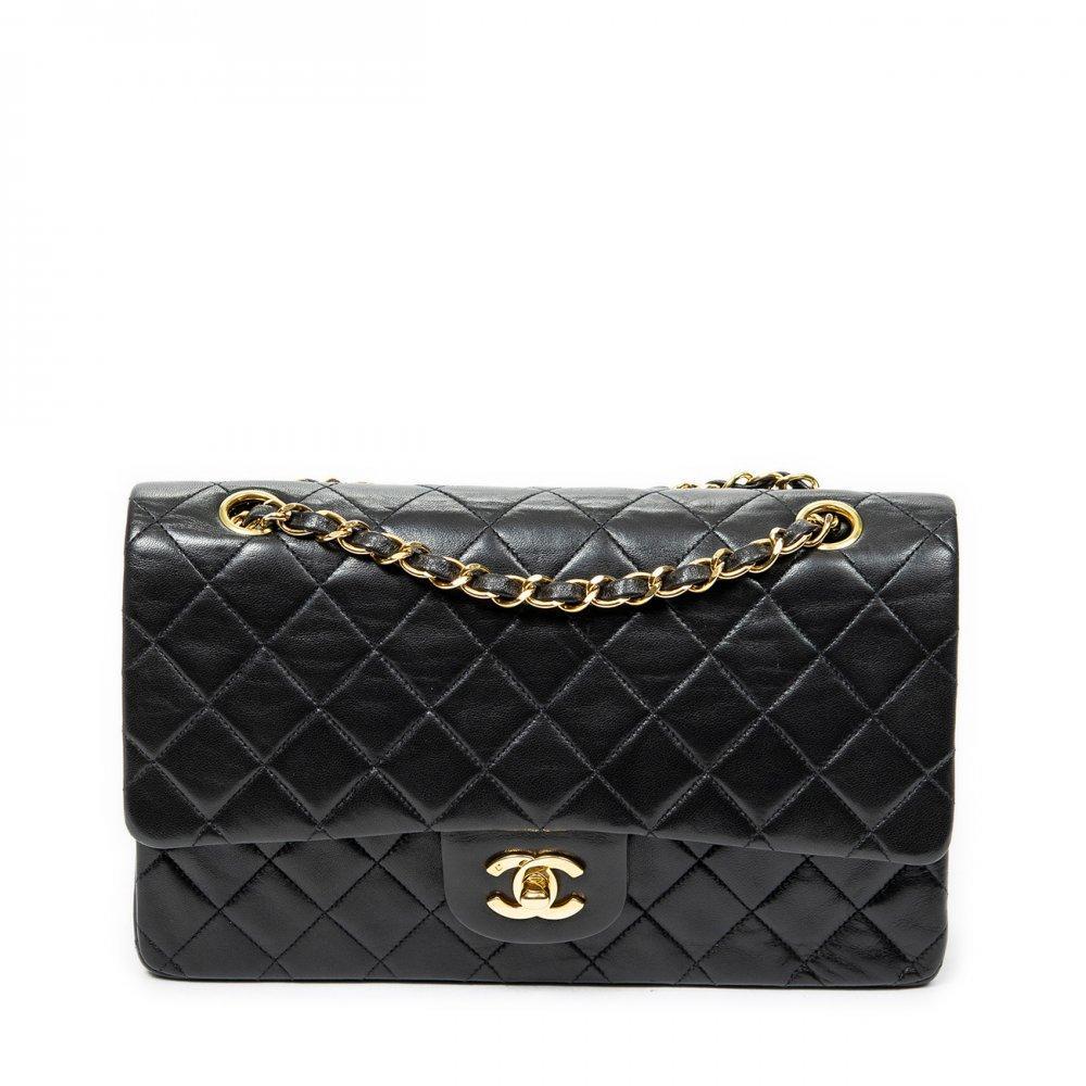 Description

CHANEL
Classic Double Flap 26 bag.
Made in lambskin leather in black tone, with diamond quilted (matelassé) and soft touch finish. Structured design with double flap, metallic turn-lock with interlocking CC logo in gold finish. Long metal chain handle intertwined with tone-on-tone leather, suitable for carrying over the shoulder or crossbody.
Includes sticker and card.
With interior numbering.
In excellent condition, light signs of use.
Measurements: 25,5 x 16 x 7,5 cm.

The Classic Double Flap is one of the undisputed icons of CHANEL, a symbol of timeless elegance and craftsmanship excellence. This modern reinterpretation of the 2.55 model, with the CC Turn Lock clasp introduced by Karl Lagerfeld, combines tradition and contemporary style.
Since its founding by Gabrielle "Coco" Chanel, the Parisian maison has marked the history of fashion with iconic creations that transcend time and define modern luxury.

Includes sticker and card. With interior numbering. In excellent condition, light signs of use.