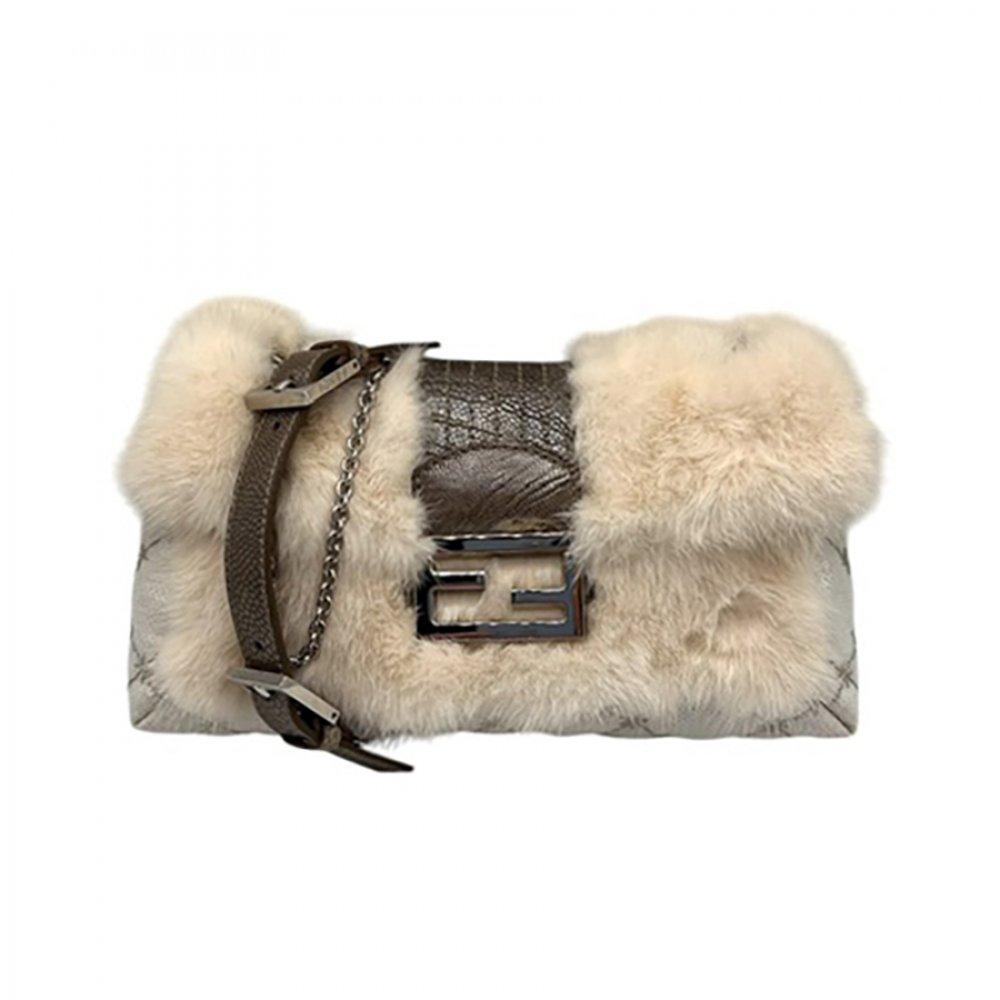 Description

FENDI.
Baguette bag.
Crafted in metallic textured exotic leather and lined with white natural fur, it offers a sophisticated and unusual aesthetic befitting a vintage limited edition. The front clasp features Fendi’s iconic FF metal logo, while the silver-tone chain and adjustable leather strap add versatility.
In good condition with light signs of use on the interior and zipper, the fur remains in optimal condition and the metallic leather keeps its original shine.
Measurements: 28 x 16.