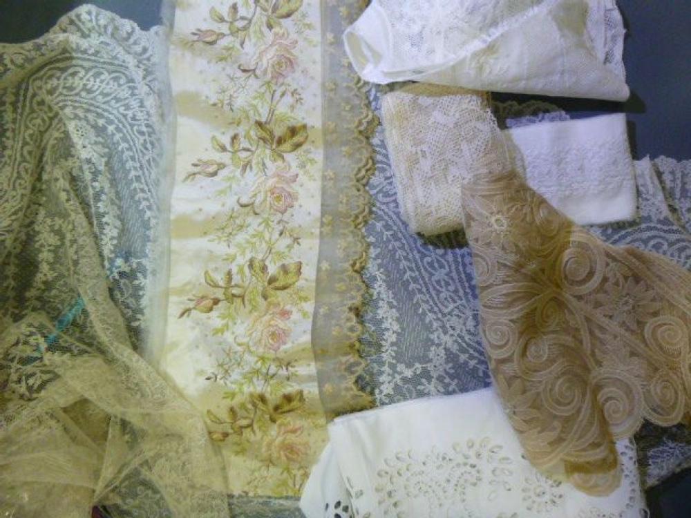 Lot dentelles et broderies divers comprenant...

Lot dentelles et broderies divers comprenant un grand métrage de broderie anglaise, 2,50 m de galon en filet brodé, un napperon dentelle et broderie, un devant de robe, un métrage de soie brodée et 5 pièces de volant en tulle mécanique brodé