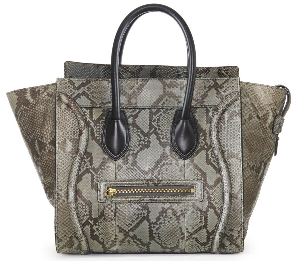 CELINE Sac LUGGAGE

2013

En python de Malaisie

(Malayopython reticulatus) II/B

Doublure en cuir de veau

Largeur : 31 cm

Hauteur : 30 cm

Profondeur : 19 cm

Bon état

Légères usures aux angles

Quelques écailles soulevées et frottements

Information aux acheteurs :

Pour une sortie de l’UE, un CITES de ré-export peut être nécessaire, celui-ci étant à la charge du futur acquéreur.

Ce lot est soumis à la réglementation CITES à l’importation et à l’exportation. Il ne peut circuler librement à Monaco, en Andorre ou hors de l’Union européenne

Tout acheteur vivant hors de l’Union européenne peut retirer ce lot en main propre et le porter en tant qu’effet personnel