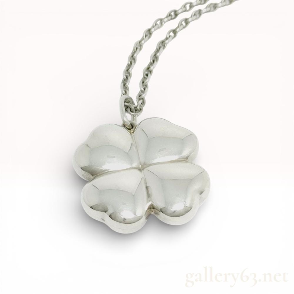 Description
Georg Jensen sterling silver pendant necklace in the stylized four-leaf clover design, number 337, mid-to-late 20th century. The pendant features four puffed, heart-shaped segments with a high-polish finish suspended from a matching sterling silver cable link chain with a lobster claw clasp. Reverse of the pendant is stamped with the Georg Jensen dotted oval hallmark, 925 S, Denmark, and 337, while the chain tag bears the maker’s hallmark and 925 S.
Chain length: 18 inches
Pendant: 20mm x 20mm.