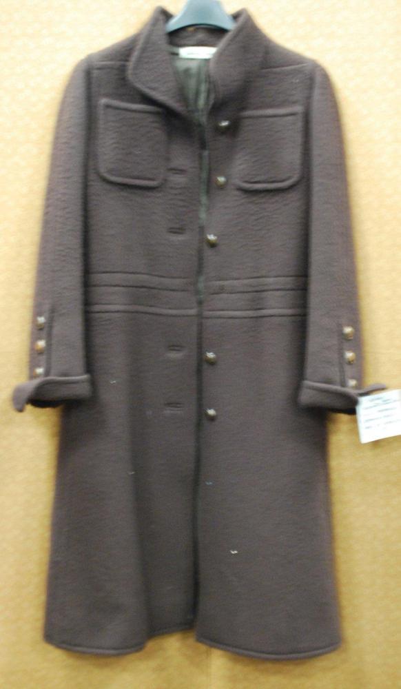 Emanuel UNGARO

Couture n°2896, Automne - Hiver 1974 Manteau en cachemire marron a effet de surpiqûres, deux poches poitrines plaquées, et deux poches dans les coutures, simple boutonnage à cinq boutons, manches longues à revers, fente dos. Griffe blanche, graphisme noir (manque la ceinture)