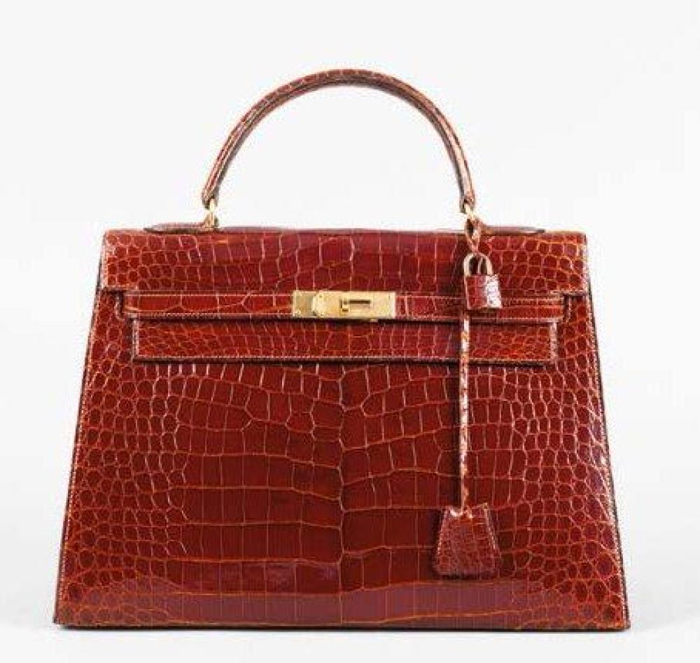 HERMES Paris

Sac "Kelly" 33 cm en crocodile étrusque, attaches fermoir plaqué or, clefs, cadenas recouvert, poignée. (Usures à la base et à la poignée). Ce lot a été confectionné dans des parties d’espèces de crocodylidaes spp classées aux Annexes II/B de la convention de Washington et de la Règle 338/97 du CE 9/12/1996). Pour une sortie de l’UE un CITES d’export sera nécessaire celui-ci étant à la charge du futur acquéreur.