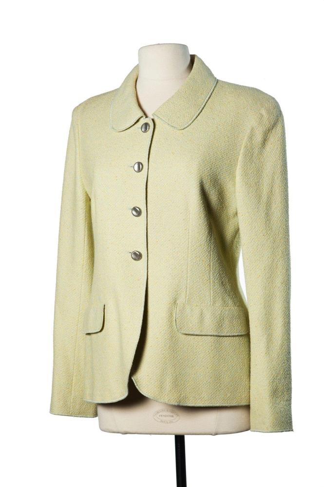 CHANEL

BOUTIQUE Veste en coton et laine bouclette jaune, petit col, simple boutonnage, deux poches a rabat, bas de la veste a découpe arrondie, manches longues (tache)