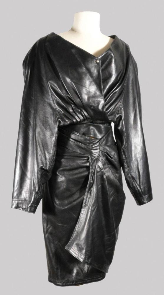 Un ensemble en agneau plongé: jupe portefeuille...

Un ensemble en agneau plongé: jupe portefeuille drapé et son blouson drapé. ALAIA