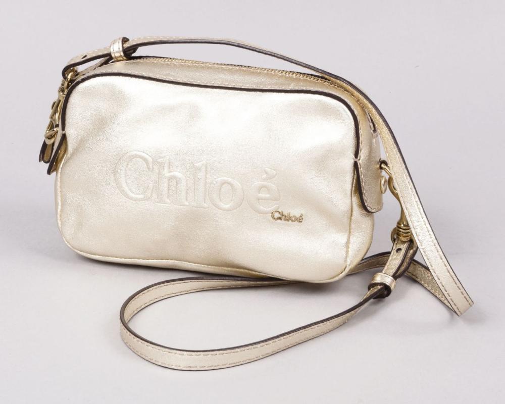 CHLOE

Mini sac 18cm en cuir doré, fermeture éclair, demi anse bandoulière amovible, devant rehaussé du nom de la Maison. Bon état.