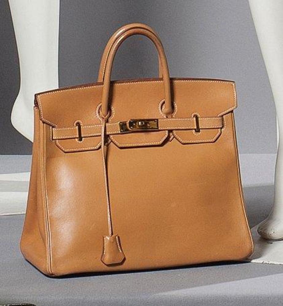 HERMES Paris made in France année 1993

Sac "Haut à Courroies" 32cm en cuir gold à surpiqures blanches, attaches et fermoir plaqué or, double poignée, clefs. Bon état (manque cadenas, légères égrenures, légères usures).