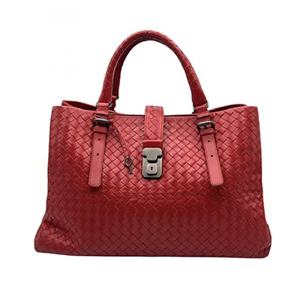 Description

BOTTEGA VENETA.
Roma model.
Bag in intrecciato leather, emblematic technique of the maison, in intense red color. Beige suede lining with zippered pocket and structured design with three compartments. Central closure with metal buckle and key and double rigid handle to carry by hand.
In good overall condition, with slight signs of use on the base and corners.
Measurements: 24 x 37 x 20 cm.