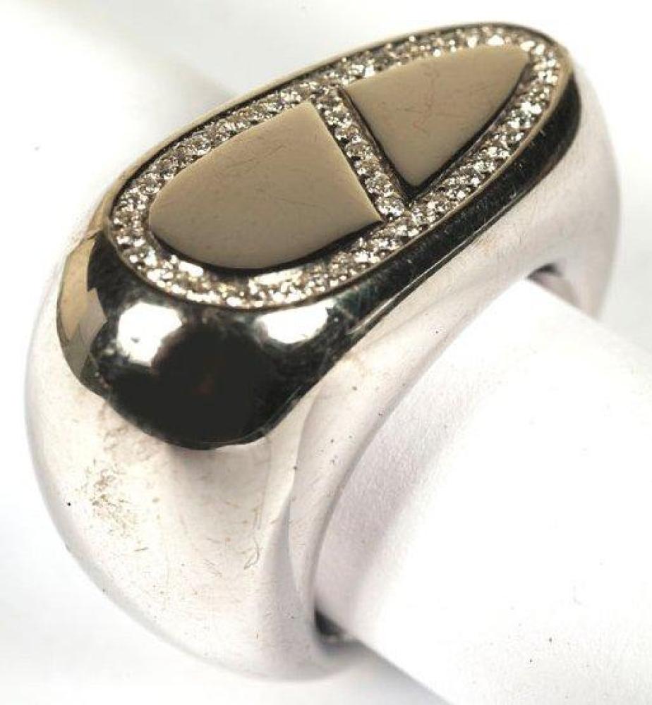 HERMES PARIS

Bague chevalière de forme design en or gris, ornée de diamants traversant deux motifs géométriques reprenant le "H" stylisé. T.53. Poids: 24,2 gr environ