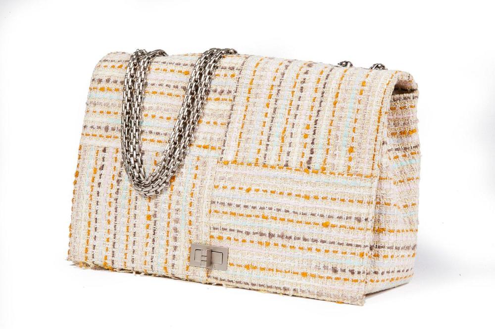 CHANEL

Sac 30cm en tweed chiné multicolore sur fond paille, finitions frangées, fermoir rhodié sur rabat, double anse chaîne à l’identique