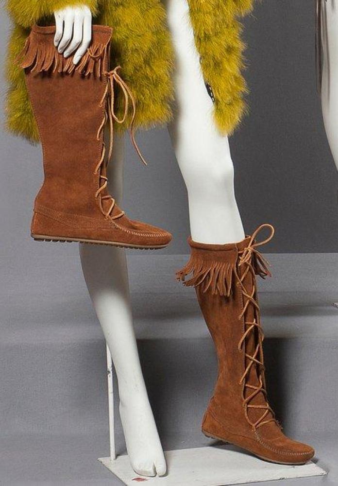 MINNETONKA

Bottes en crôute de porc camel à lacets sur le devant et ornées de franges, taille 40.