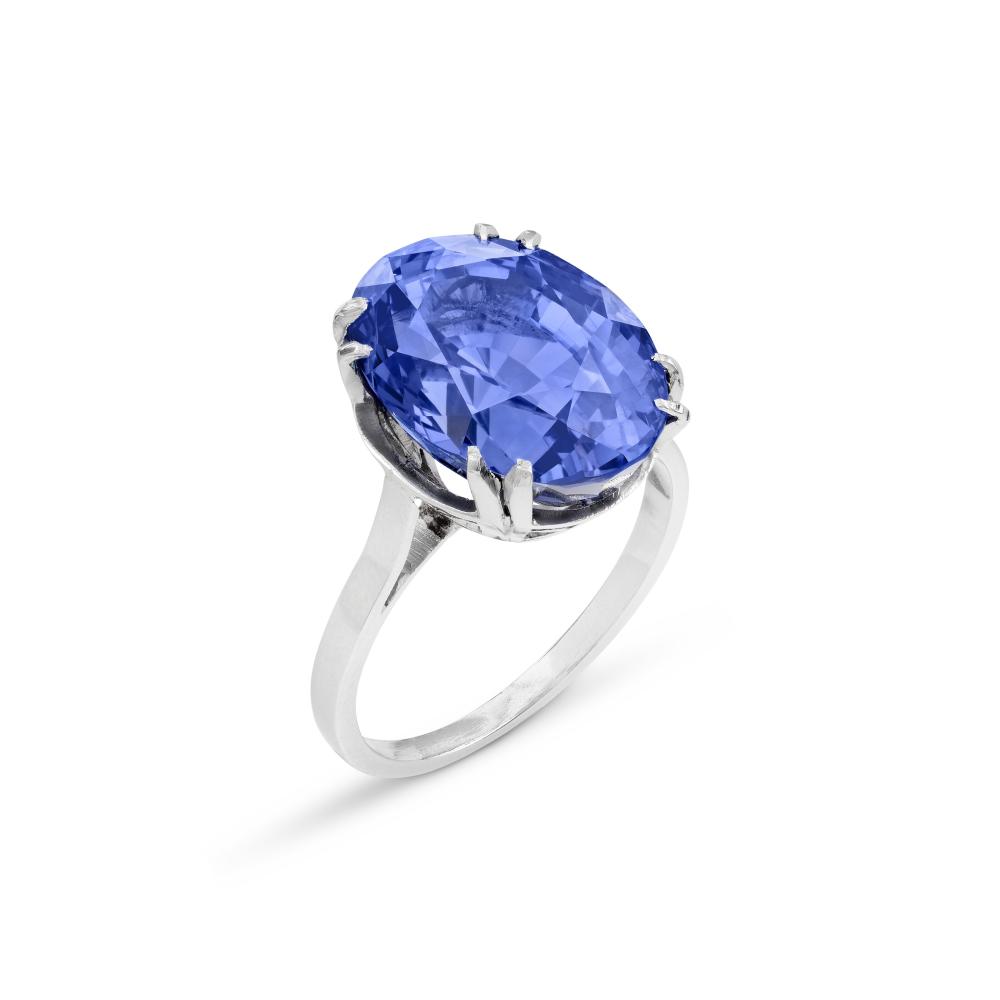COLOUR CHANGE SAPPHIRE RING

Oval-shaped colour change sapphire of 11.19 carats, platinum 
Gübelin, 2026, report no. 26030047: 11.19 carats, blue colour in daylight and violet in incandescent light, Sri Lanka (Ceylon), no indications of heating 
Size/Dimensions: EU ring size 53 / US ring size 6¹⁄₄ 
Gross weight: 5.4 grams
