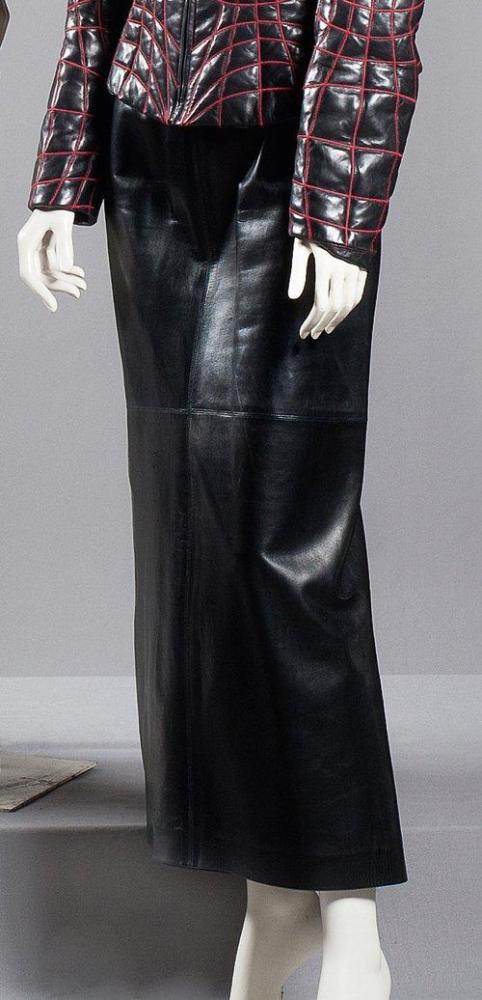 ALAÏA circa 1998/1999

Jupe longue en cuir agneau noir de forme droite, bas du dos à effet de quilles. Griffe blanche, graphisme noir.