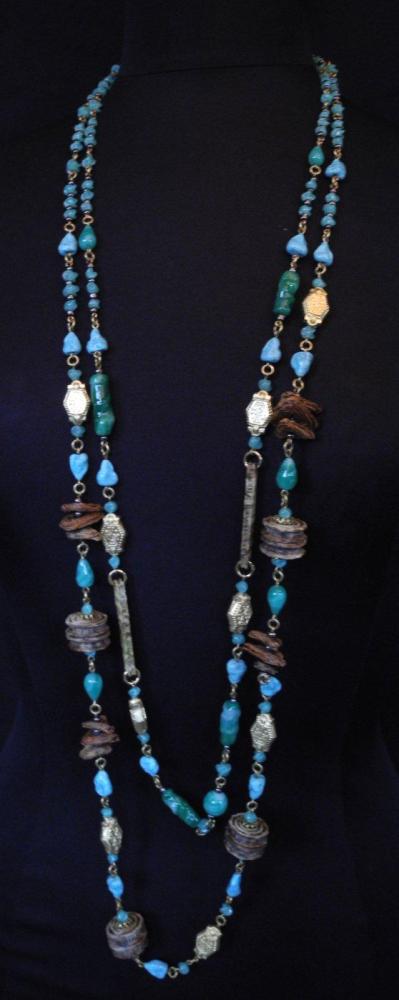 HENRY - circa 1960

Sautoir à double rangs en métal doré composé d’éléments en résine gravée, en métal doré et de perles vertes Fermoir crochet Signé sur une pastille au niveau du fermoir